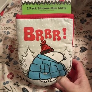 New puffer coat snoopy kitchen Mitts